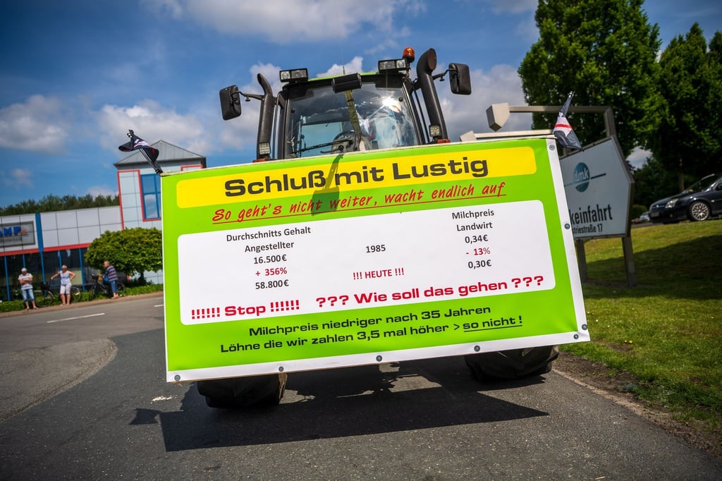 Die Erlöse der Milchviehhalter sind derzeit im Keller, gleichzeitig locken die Lebensmittelhändler mit extrem niedrigen Preisen Kunden an - kommt es wieder zu Bauernprotesten wie vor einigen Jahren? (Archivbild)
