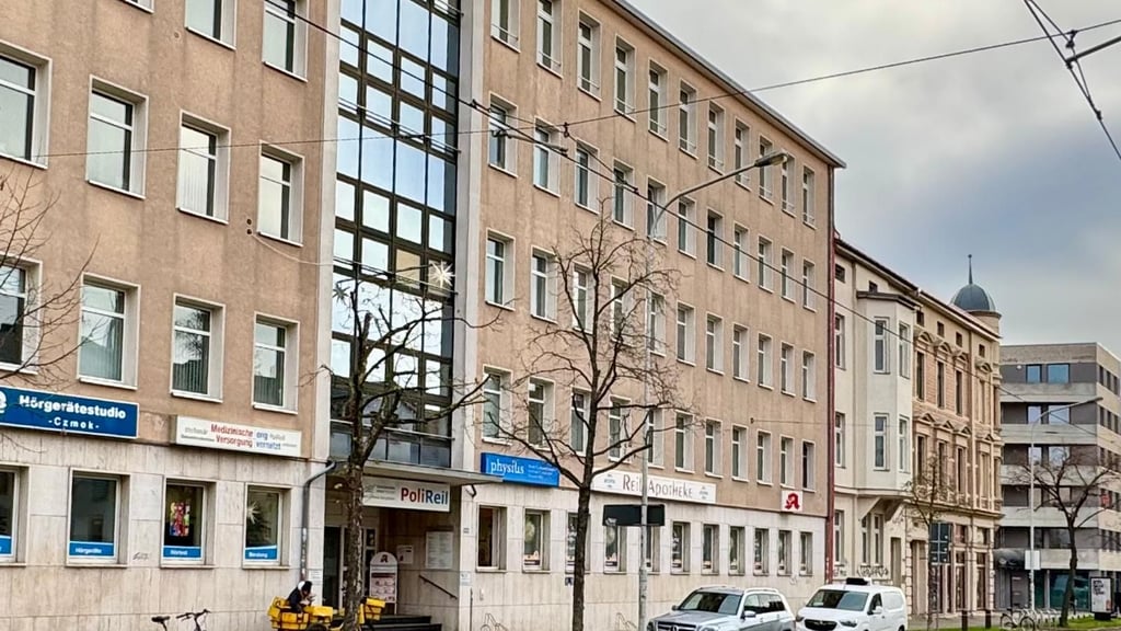 Seit 1961 an diesem Ort: Im dem markanten Bau am Reileck in Halle hat die Poli Reil, bis 1991 Poliklinik Mitte, ihren Sitz.