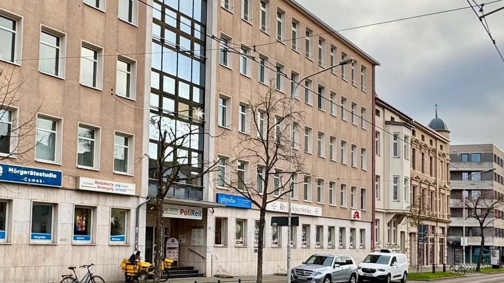 Seit 1961 an diesem Ort: Im dem markanten Bau am Reileck in Halle hat die Poli Reil, bis 1991 Poliklinik Mitte, ihren Sitz.