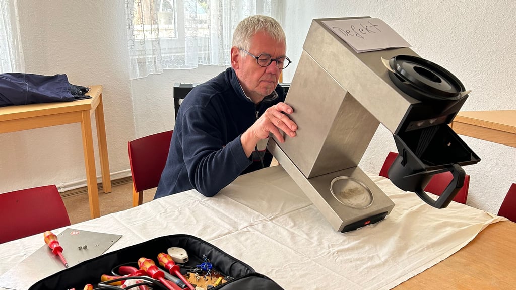Im Repaircafé Magdeburg-Diesdorf werden kostenlos Geräte repariert. Nun gehen die Schrauber in Winterpause. 