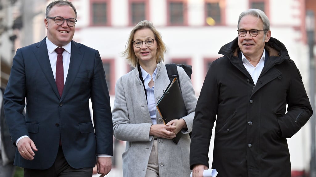 Mario Voigt (l, CDU), Ministerpräsident von Thüringen, Katja Wolf (BSW), Finanzministerin und stellvertretende Ministerpräsidentin von Thüringen, und Georg Maier (SPD), Minister für Inneres und Kommunales und zweiter stellvertretender Ministerpräsident von Thüringen, kommen gemeinsam zu einer Pressekonferenz im Haus Dacheröden. Sie ziehen Bilanz nach einem Jahr gemeinsamer Regierungsarbeit.