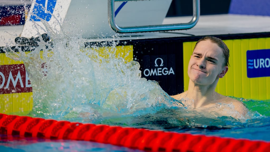 Johannes Liebmann bejubelt seinen Weltrekord über die 800 Meter Freistil.