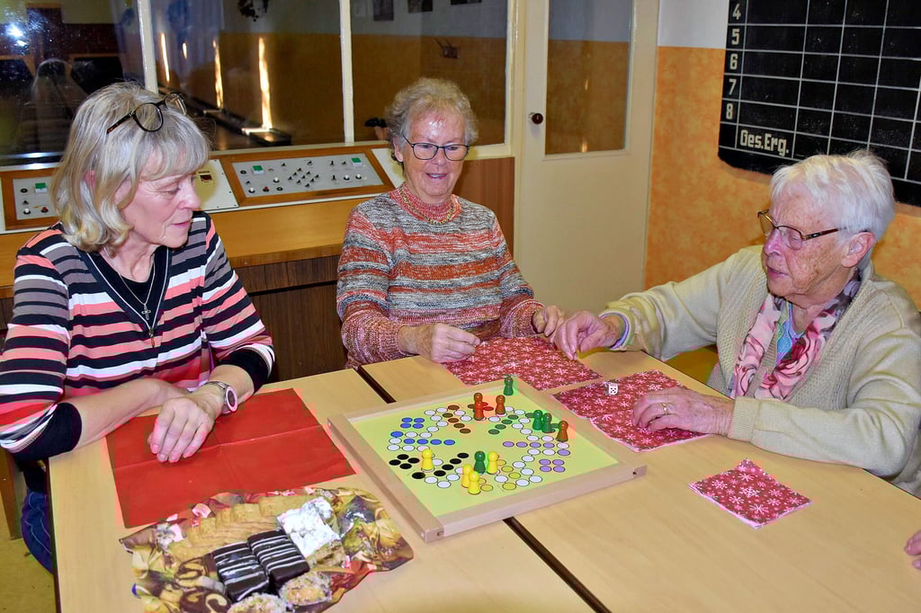 Ute Gentzsch, Erika Meuschke und Brigitte Schmidt (v.l.) vergnügen sich an diesem Nachmittag mit einer Partie „Mensch ärgere dich nicht“.