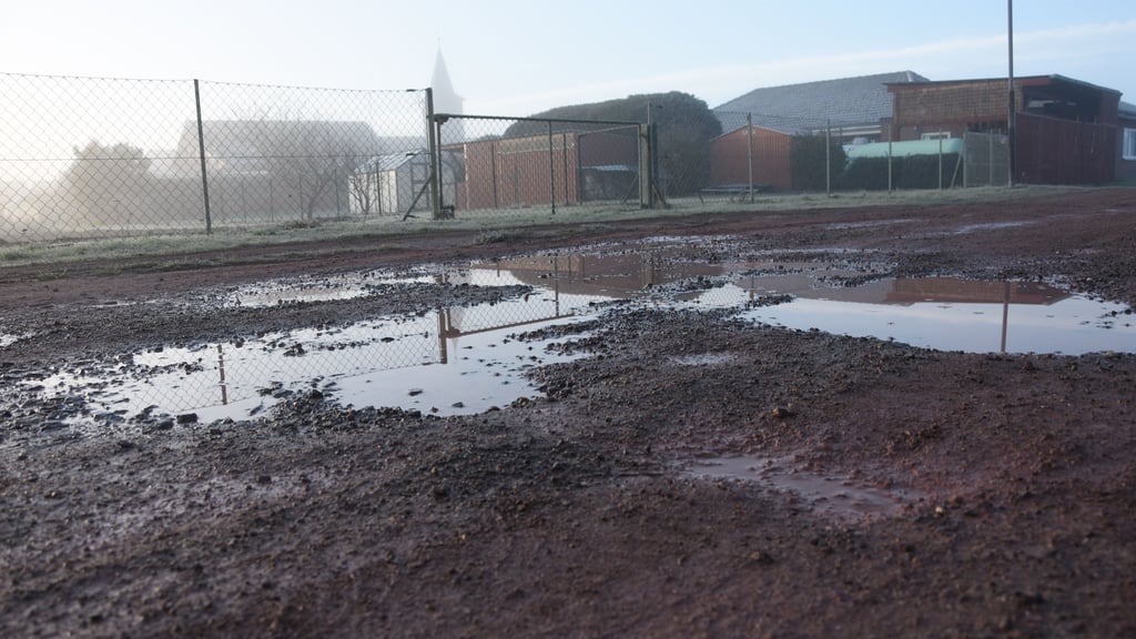 Kaum vorstellbar: An dieser Anliegerstraße in Vahrholz sollen erst kürzlich Löcher verfüllt worden sein.