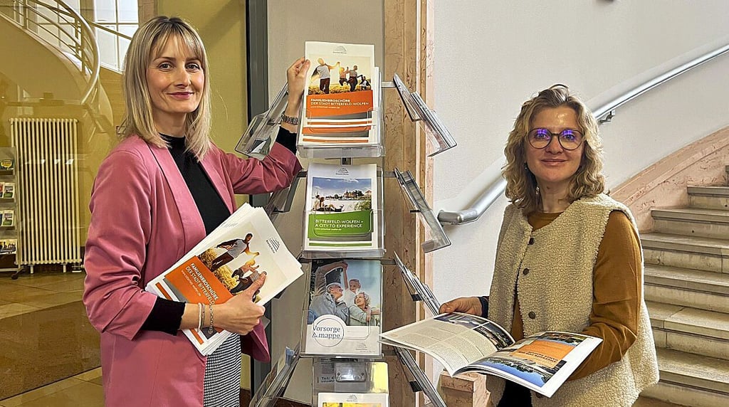 Veronika Olejnicki und Oxana Reidel-Rostalsky (r.) präsentieren die neue Bitterfeld-Wolfener Familienbroschüre.