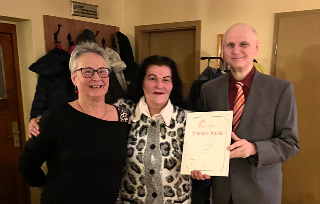 Gabriela Riebe und Dirk Linnemann würdigen die Arbeit von Anna Lipets (Mitte).