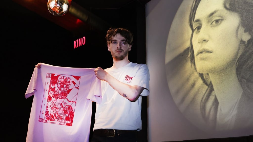 Mitarbeiter Johann Spengler hat das Zazie-T-Shirt entworfen, dessen Verkauf eher zufällig auf den 25. Geburtstag des Kinos fiel.