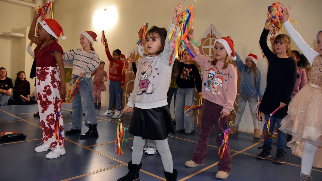 Schneeflocken, Rentiere, kleine Wirbelwinde: Die Bühne der Kästner-Schule gehört den Kindern.