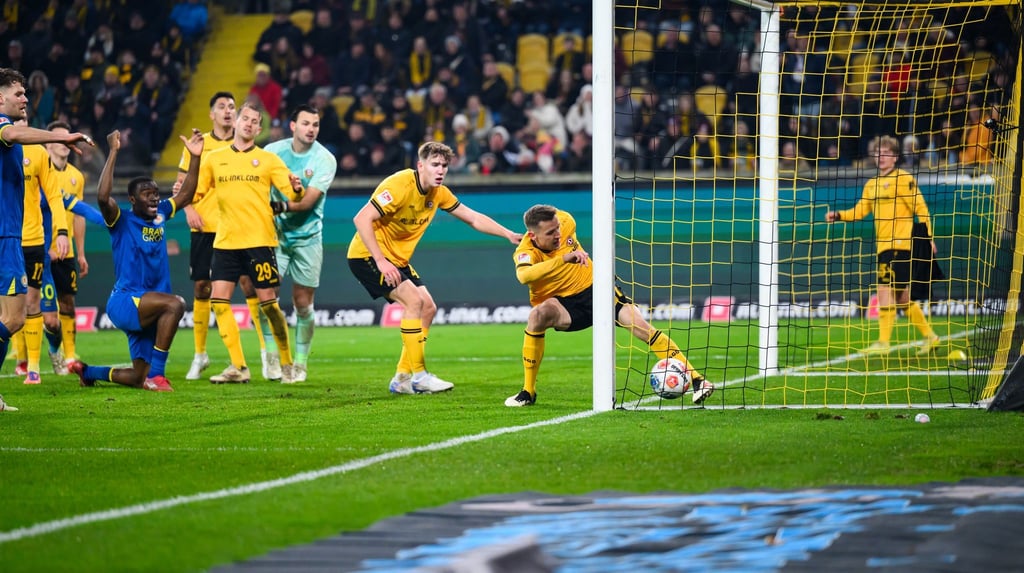 Braunschweiger Jubel: Dynamos Niklas Hauptmann kann das 2:3 nicht verhindern.
