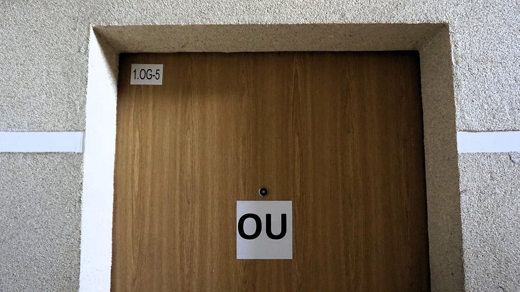 Nur das Schild „OU“ für Obdachlosenunterkunft weist auf das Notquartier hin. 