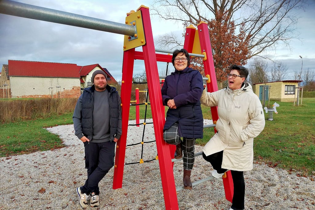 Ein   Spielplatz entstand in  Könderitz:   Katrin Fiedler (rechts), Ines Plöttner und Marcel Gattung gehören zu den Initiatoren. 
