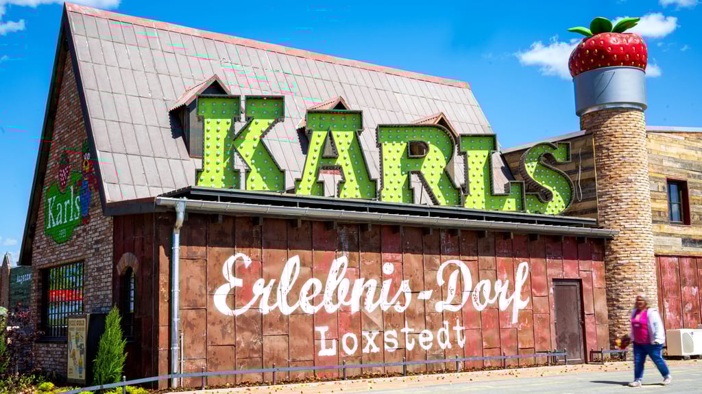 Karls Erlebnis-Dorf in Loxstedt (Niedersachsen) wurde im Mai 2025 eröffnet. In Wernigerode entsteht ein weiterer Erdbeerhof-Freizeitpark.