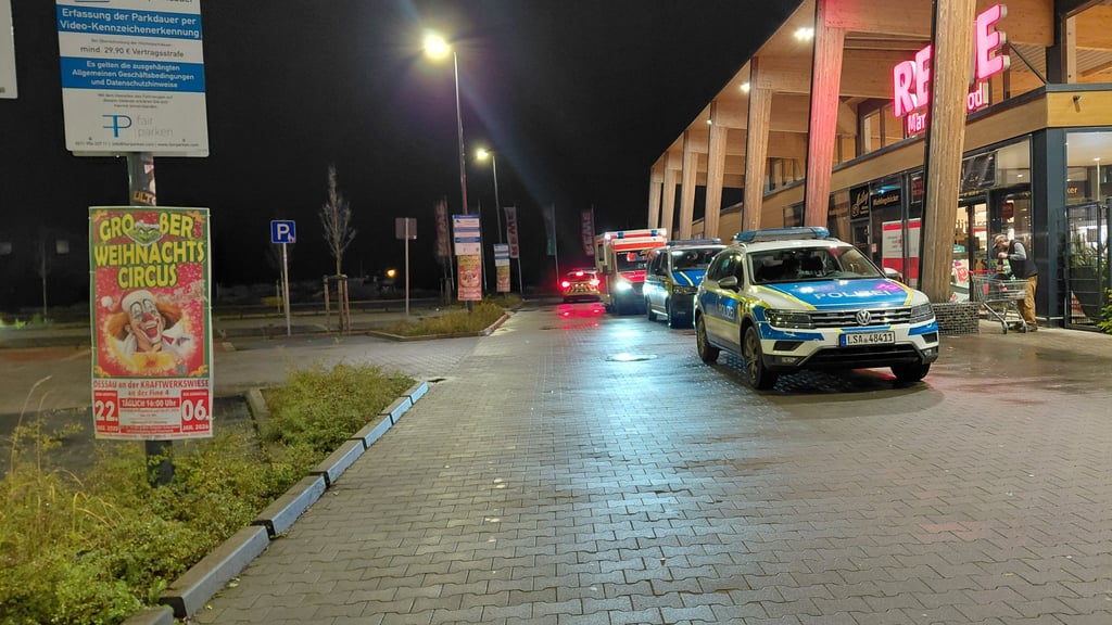 Vor dem Rewe-Markt kam es am Mittwoch zu einer Schlägerei.