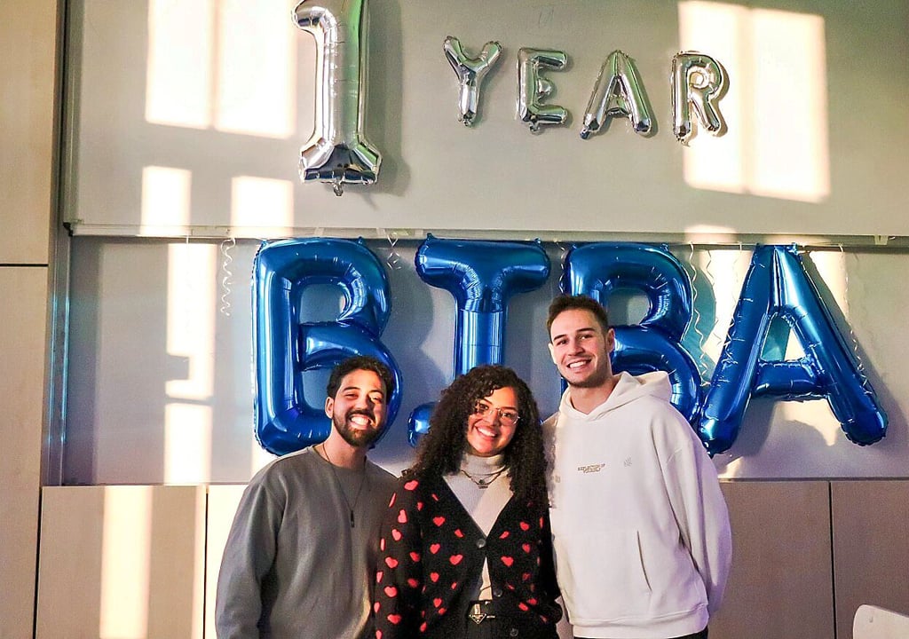 Ein Jahr Bilingualer Bachelor Informatik: Lucas Azevedo,  Nour Elsayed, Konstantin Kaloyanov (v. l.) sind dabei.