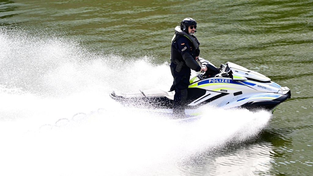 Beim Selenskyj-Besuch im August sicherte die Wasserschutzpolizei ein Jetski auf der Spree die Umgebung des Kanzleramts. (Archivbild)