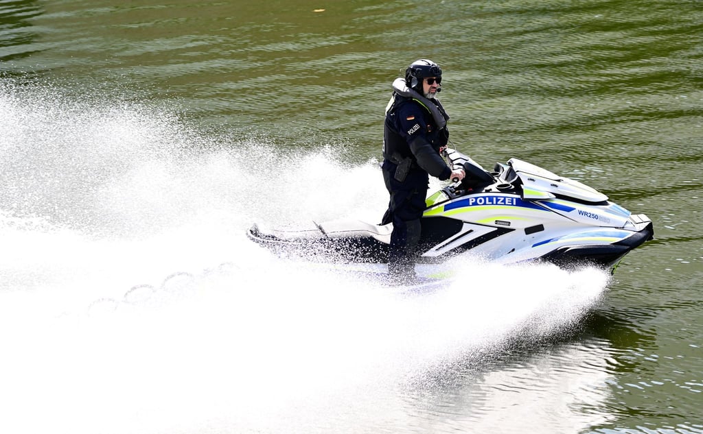 Beim Selenskyj-Besuch im August sicherte die Wasserschutzpolizei ein Jetski auf der Spree die Umgebung des Kanzleramts. (Archivbild)