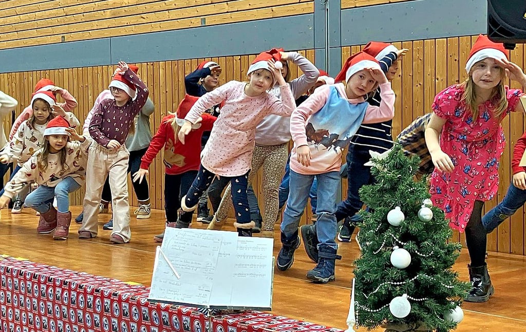Die erste Klasse hat einen Tanz einstudiert.