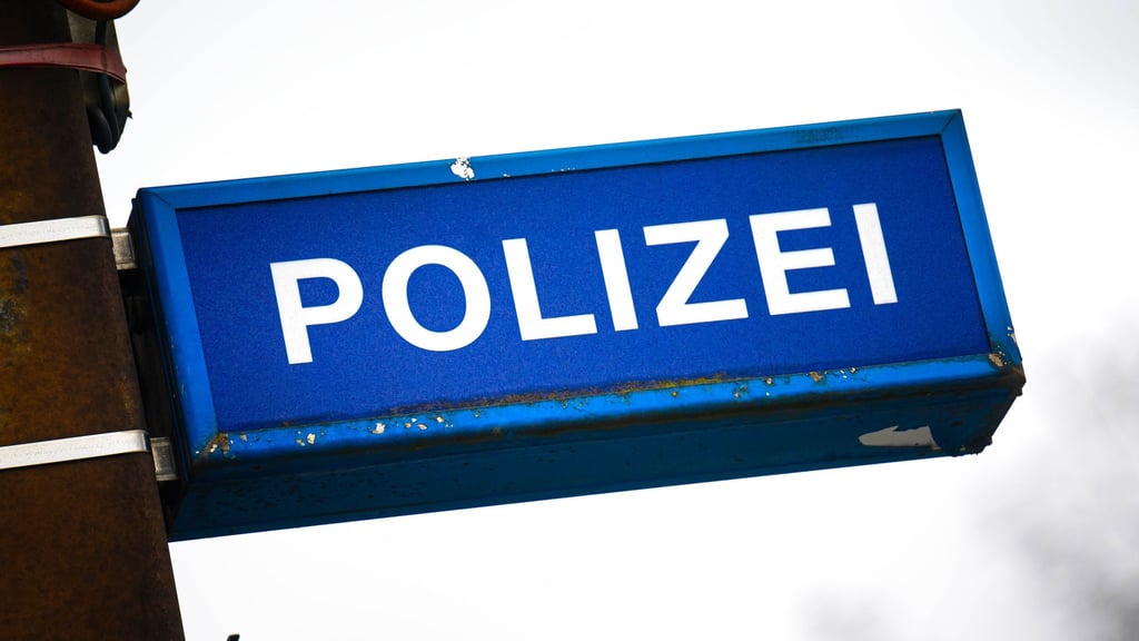 Im Mai 2023 ist einer Frau an die Brust gefasst worden. Mit einem Foto sucht die Polizei nach dem mutmaßlichen Täter.