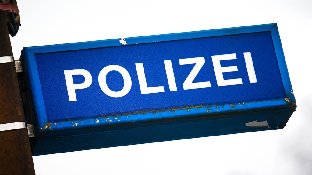 Im Mai 2023 ist einer Frau an die Brust gefasst worden. Mit einem Foto sucht die Polizei nach dem mutmaßlichen Täter.