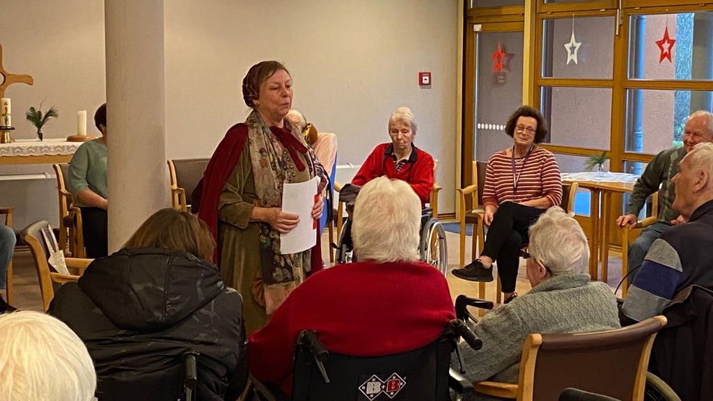 Christiane Schütrumpf begrüßt die Senioren, die zur Lesung der Geschichte gekommen sind.