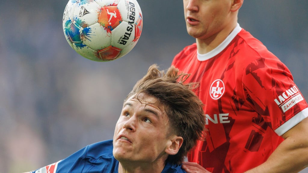 Bielefelds Maximilian Großer im Kopfballduell mit Florian Kleinhansl.