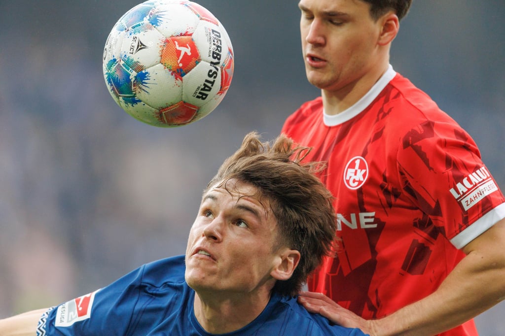 Bielefelds Maximilian Großer im Kopfballduell mit Florian Kleinhansl.