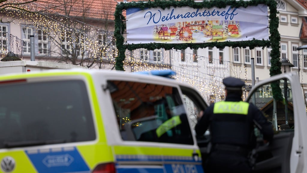 Der Weihnachtsmarkt sei in Absprache mit den Veranstaltern wieder geöffnet, teilte eine Sprecherin der Polizei auf Nachfrage mit.