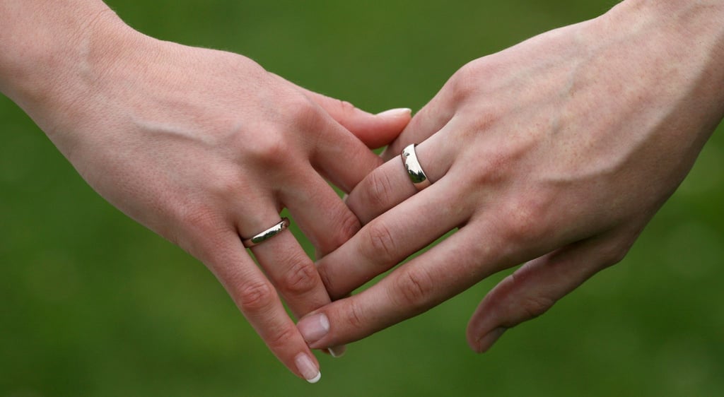 Nur wenige frisch vermählte Ehepaare nutzen bislang einer Umfrage zufolge die neue Möglichkeit einen gemeinsamen Doppelnamen zu wählen. (Archivbild)