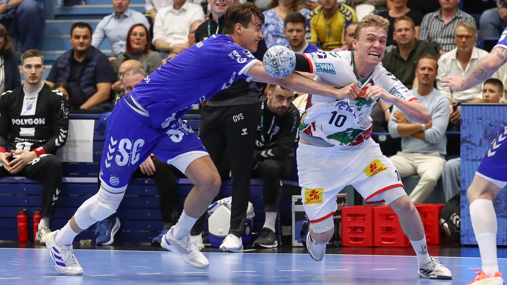 Gisli Kristjansson (r.) und der SCM gewannen am 15. Mai 2025 als bisher letzte Team beim VfL Gummersbach um Julian Köster (32:31).