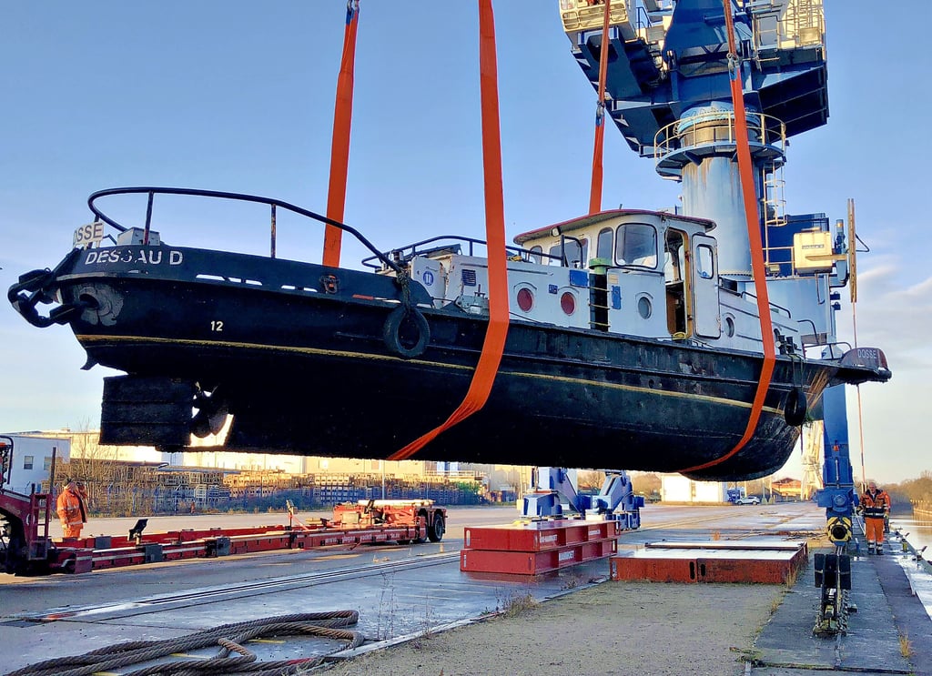 Das Schubboot wird im Hafen Aken verladen. 