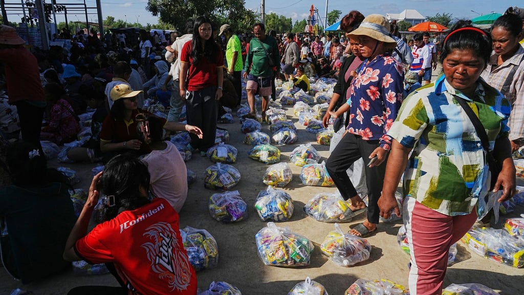 Über 500.000 Personen auf beiden Seiten des Grenzkonflikts wurden durch die Gefechte in die Flucht gedrängt. Hier warten Evakuierte in der Provinzstadt Banteay Menchey in Kambodscha auf eine Spende von einer lokalen Wohltätigkeitsorganisation.