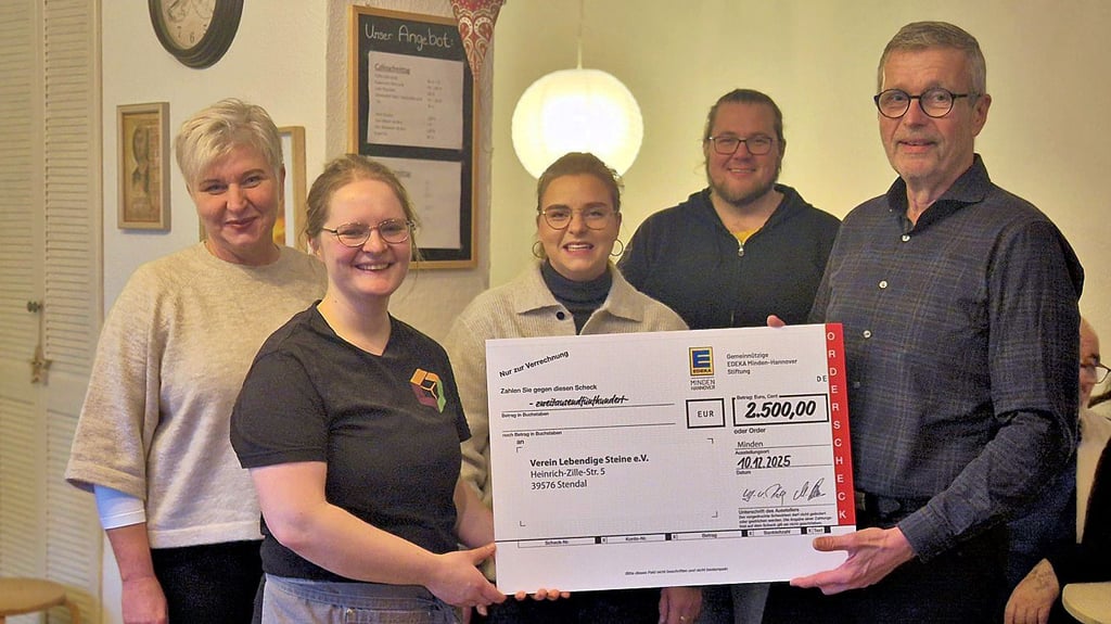 Spendenübergabe von 2.500 Euro für das Heizhaus in Stendal (von rechts): Axel Kowalski (Edeka-Bezirksleiter), Samuel Kloft (Vorstand Eckstein-Sozialdiakonie), Maria Dorbritz, Jasmin Hartmann (Leiterin Café Eckstein) und Bianka Dorbritz (Edeka-Filialleiterin).