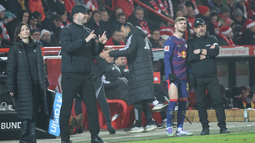 Plausch mit dem Trainer des Gegners: Timo Werner vor seiner Einwechslung.