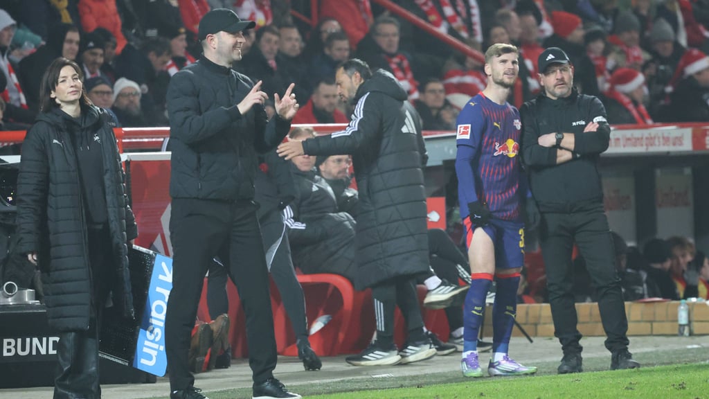 Plausch mit dem Trainer des Gegners: Timo Werner vor seiner Einwechslung.