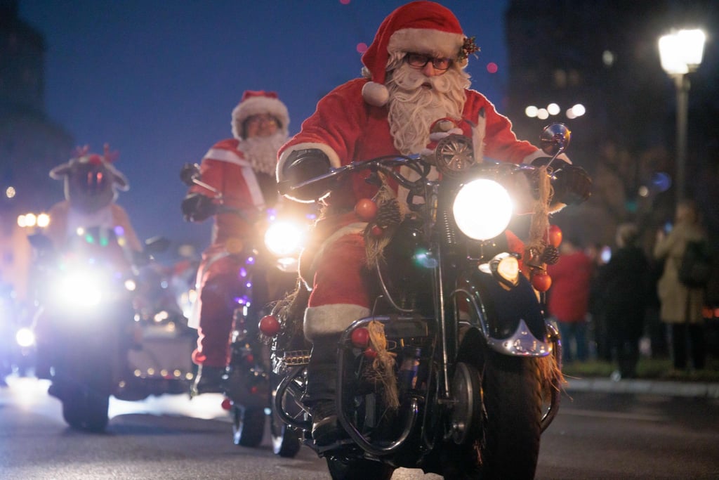 Mehrere hundert Weihnachtsmänner brausten heute auf Motorrädern durch Berlin.