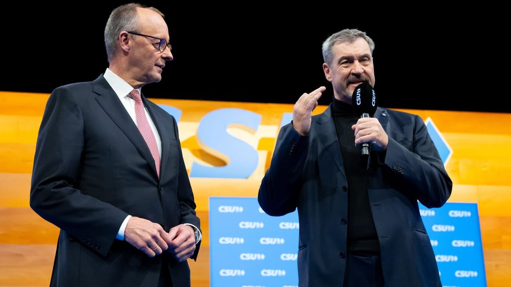 Von den CSU-Delegierten wird Kanzler Friedrich Merz (CDU) in München herzlich empfangen.