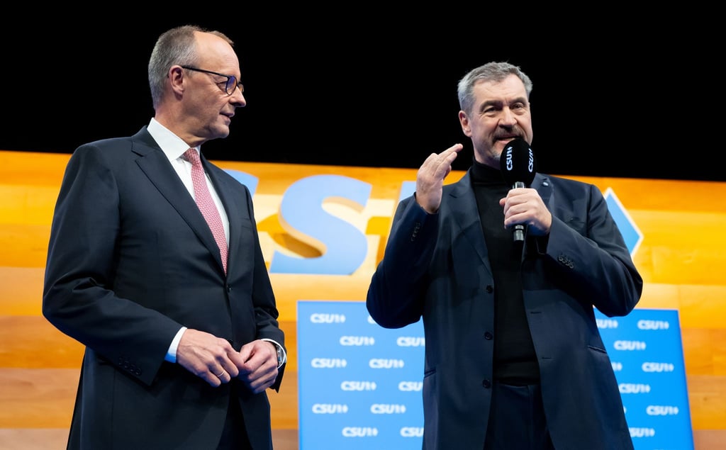 Von den CSU-Delegierten wird Kanzler Friedrich Merz (CDU) in München herzlich empfangen.