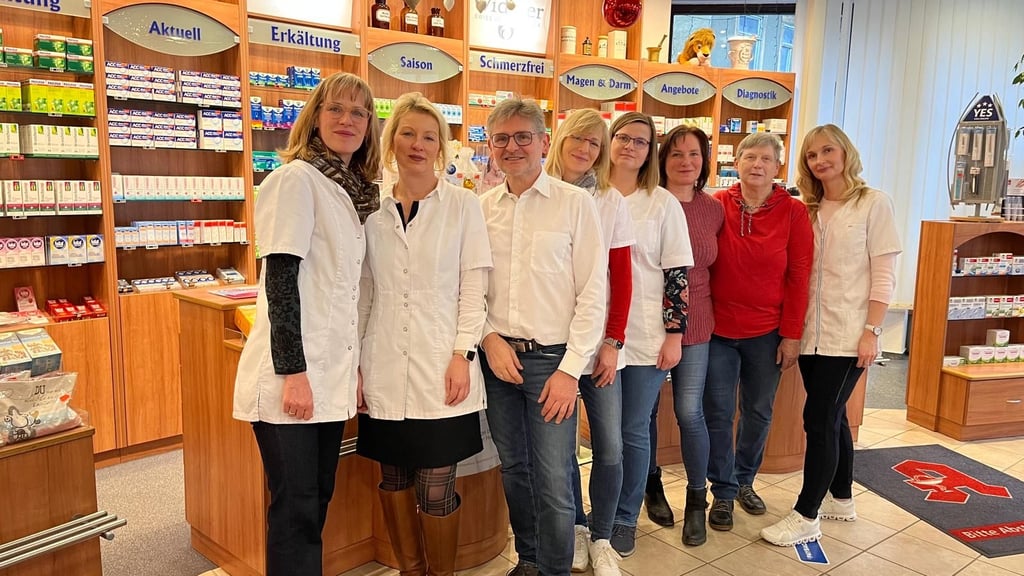 Ein Abschied, der schwer fällt: Dr. Frank Haenel mit seinem Team in der Löwen-Apotheke in Harzgerode, die er vor 29 Jahren eröffnet hat.