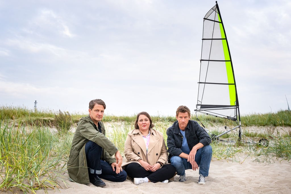 Am Strand kommt Hauke Momsen zu Tode. Wer hat seinen Strandsegler manipuliert? Ermittler Henk Cassens (rechts, Maxim Mehmet) kann wie immer auch auf die Unterstützung seiner Freunde zählen.