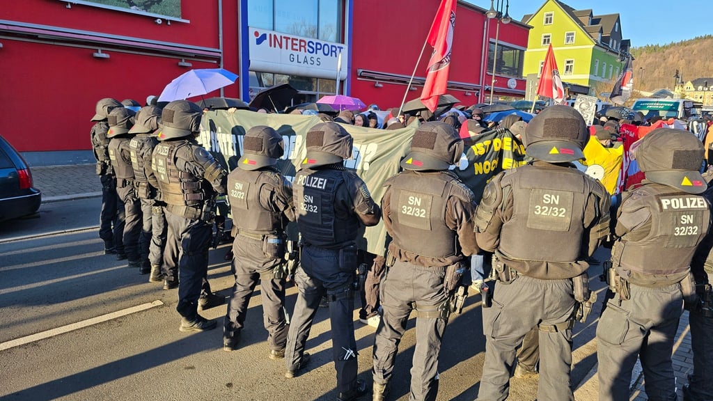Hunderte Polizisten begleiten die Demo von „Spektrum 360“ in Schwarzenberg.