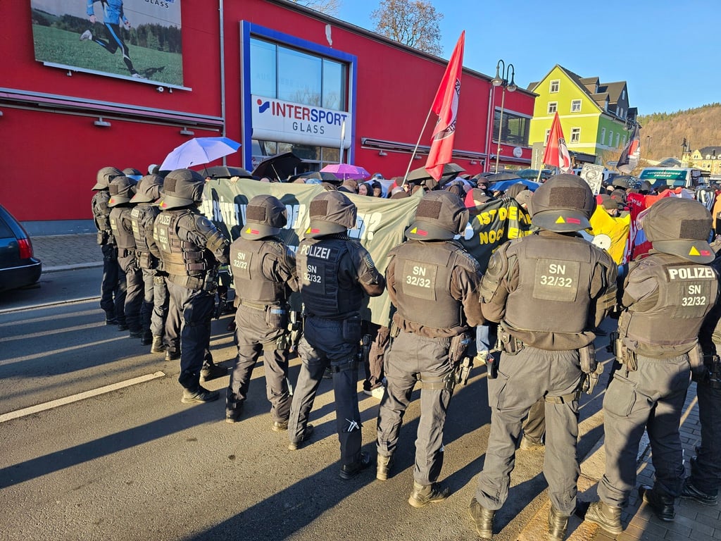 Hunderte Polizisten begleiten die Demo von „Spektrum 360“ in Schwarzenberg.