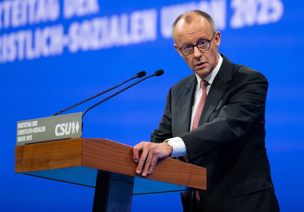 Auf Details der geplanten Verhandlungen über einen Waffenstillstand geht Bundeskanzler Friedrich Merz (CDU) in seiner Rede auf dem CSU-Parteitag nicht ein.