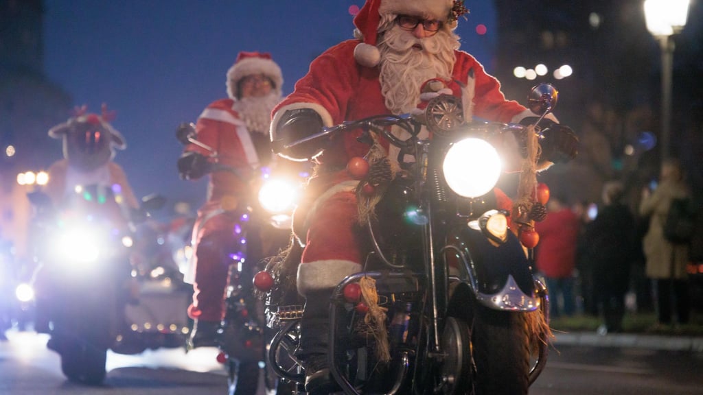 Mehrere hundert Weihnachtsmänner brausten heute auf Motorrädern durch Berlin.