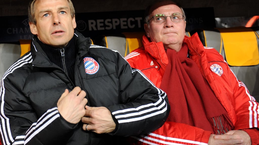 Die Trennung von Trainer Klinsmann (l) erfolgte im Jahr 2009 vorzeitig. (Archivbild)