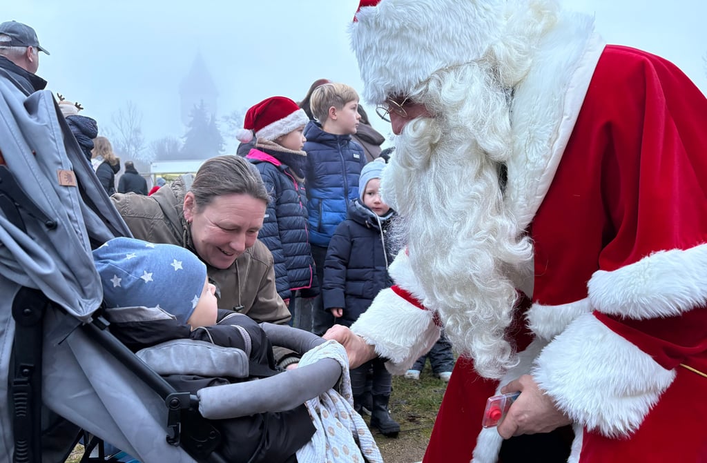 Lennox Elias und Mama Bärbel haben bei der Altstadtweihnacht am Weinberg in Burg den Weihnachtsmann getroffen.
