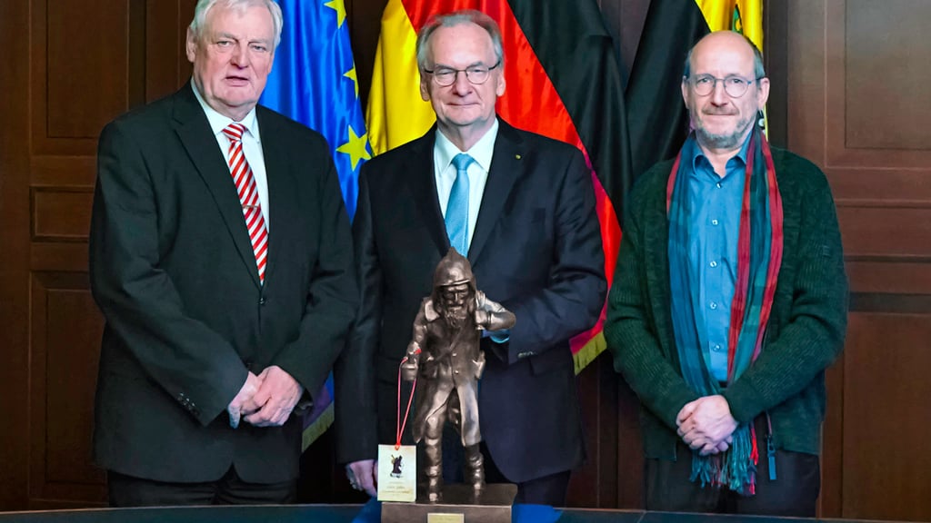 Roland Halang (li.) und Stefan Germer (re.) haben Reiner Haseloff die Bronzeplastik überbracht.