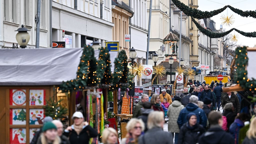 Am dritten Advent laden viele Geschäfte in mehreren Brandenburger Städten zum Einkauf ein (Archivbild).