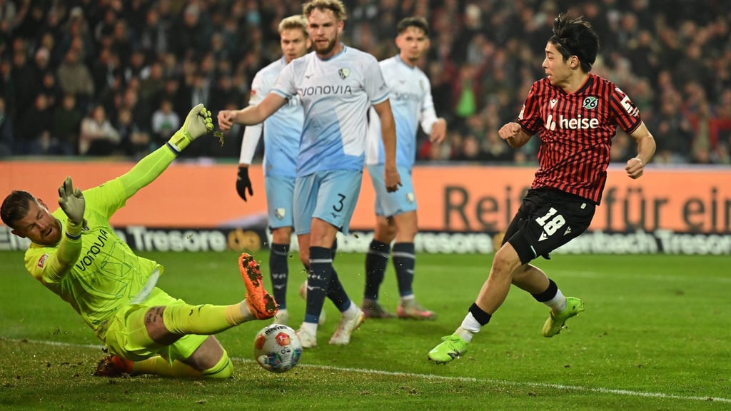 Großchance für Hannover: Daisuke Yokota scheitert an Bochums Torwart Timo Horn.