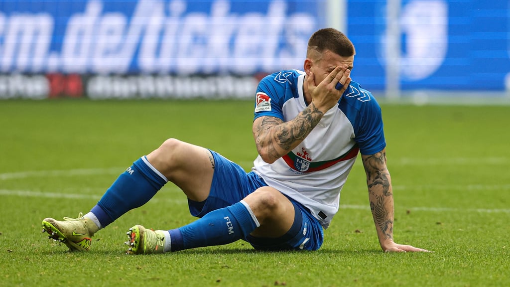 Mateusz Zukowski und die Spieler des 1. FC Magdeburg mussten gegen Holstein Kiel viel einstecken - auch einige Kopftreffer.