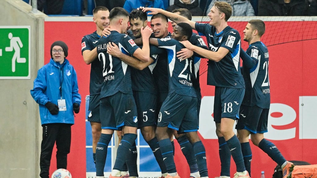 Ozan Kabak (3. Spieler von l.) bejubelt Tor und Rückkehr in die Startelf nach schwierigen Zeiten.